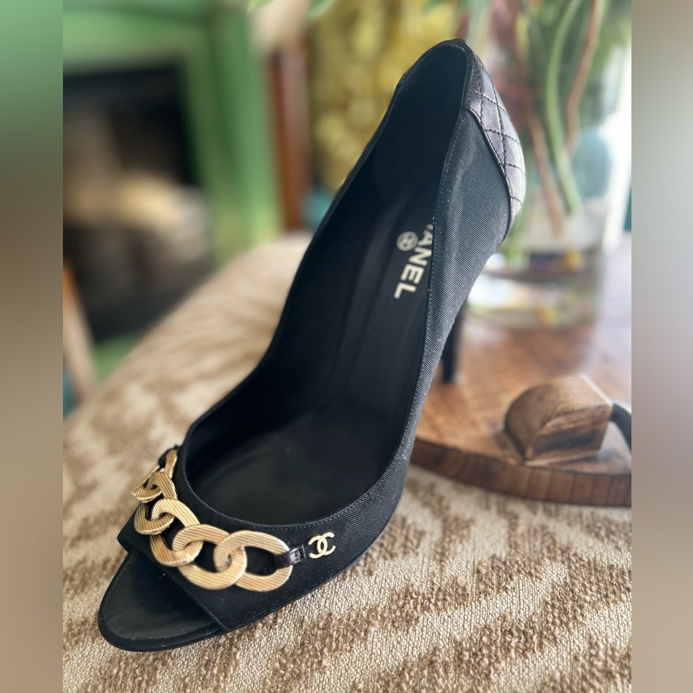 CHANEL black & gold detail chain heels peep toe leather shoes - Picture 5 of 16